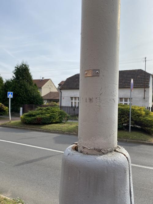 štítek na lampě